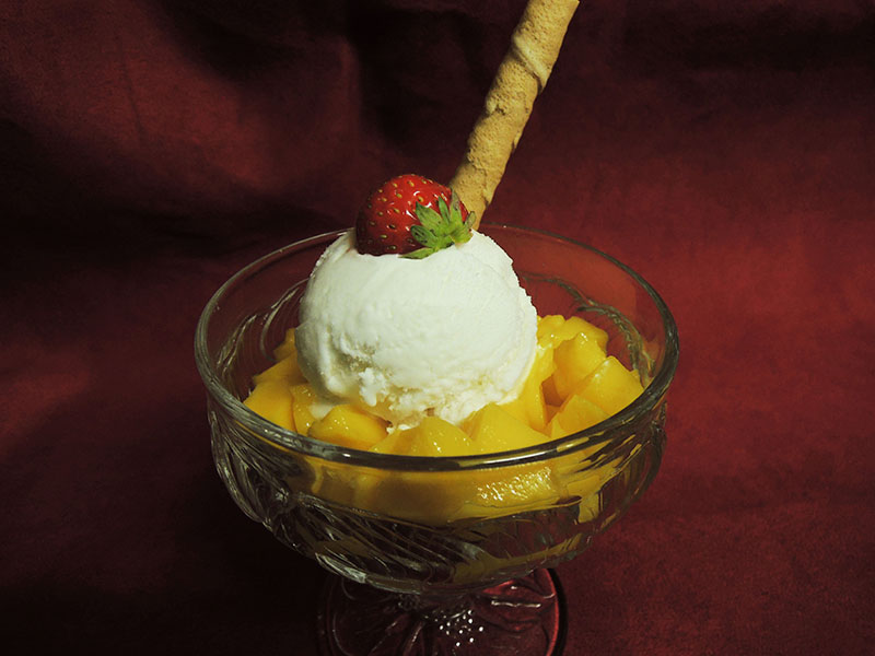 Mangue fraiche avec glace à la noix de coco