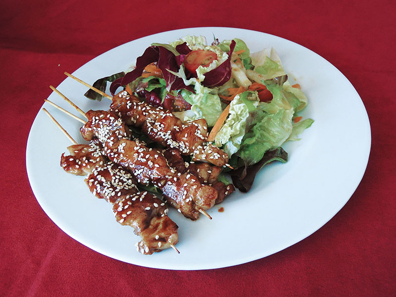 Salade avec brochettes de poulet